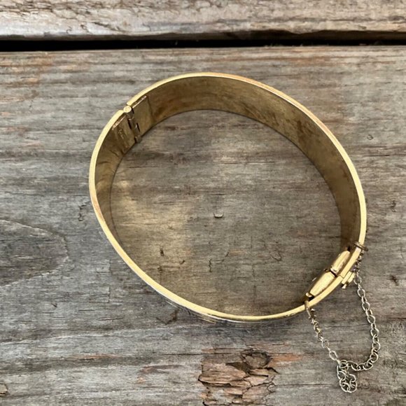 Vintage Whiting And Davis Gold Tone Hinged Bangle With Safety Chain Geometric - Picture 3 of 6